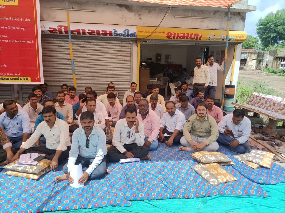 ખેતીની જમીન માટે ગામ નમૂના નં. 6 હક્કપત્રક માં નાયબ મામલતદાર નોંધ પાડી નિભાવે એવી જ રીતે ગામ નમૂના નં. 2 માં અને પંચાયત નમૂના નં. 8 આકરણીમાં તલાટી કમ મંત્રી નોંધ પાડી નિભાવે બંનેના પગારમાં કેટલો તફાવત ! તલાટી કમ મંત્રીની બીજી  કામગીરી તો જુદી. <a href="/GRTMM1/">ગુજરાત રાજ્ય તલાટી મંત્રી મહામંડળ (OFFICIAL)</a> <a href="/Bhupendrapbjp/">Bhupendra Patel</a> <a href="/brijeshmeja1/">Brijesh Merja</a>