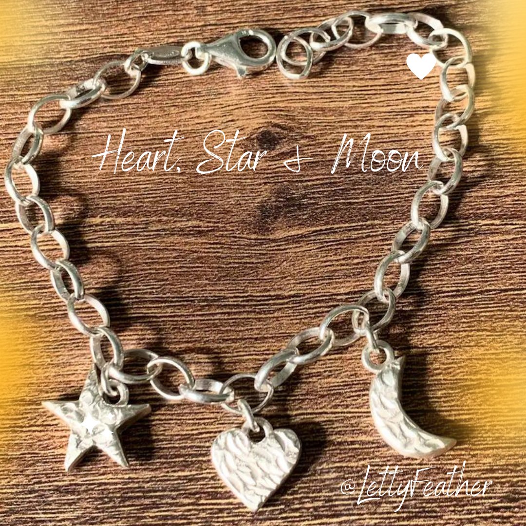 bitsyboutiqueuk's tweet photo. Here is one of our handmade sellers – Amanda #LettyFeather 😊
https://t.co/0jQNwWFvkq
#sterlingsilver #handmadejewellery #sterlingsilverbracelet #silverbracelet #bespokejewellery #supportsmallbusinesses #supporthandmadeuk #supportsmallbizuk #giftingideas https://t.co/rE4u06v5Ag