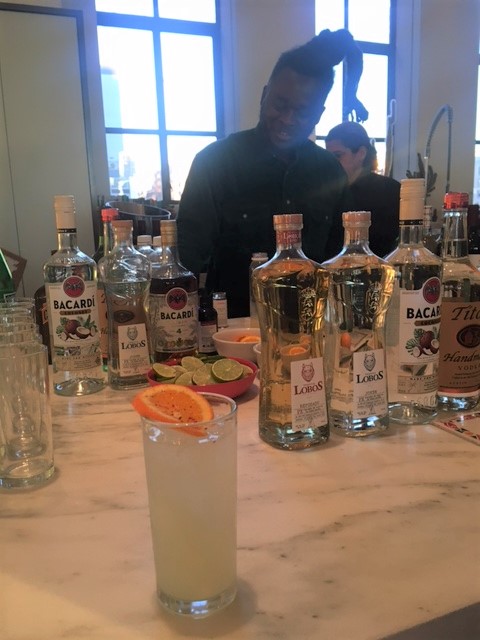 cindygallop's tweet photo. This is the kind of sight that makes a girl happy on a Friday night at @NathalieMolina's dinner salon. This, and discovering that @DaisyAD whom I saw at the @ColorCommntwk #ColorComm10 luncheon earlier, was also here! Def a salon of worldchangers 🙂#Teranga @theafricacenter https://t.co/CPMpKB54GQ