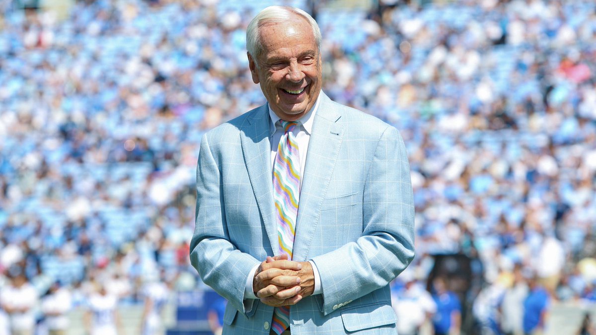 UNC_Basketball's tweet photo. Honoring Coach Williams 🤝

#CarolinaFamily https://t.co/Jfx1CdvOW2