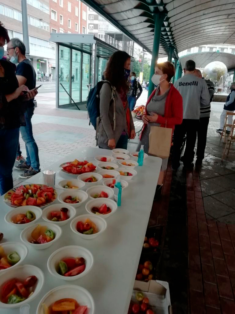 TomaLaPalabraVA's tweet photo. 🎸🍅 Música y agroecología en la III edición del #Ecorock que organizan #LaAlholva y @DeArgales.
@mariatuitea ha visitado la muestra de variedades autóctonas de tomates y la exposición que repasa las distintas iniciativas de la #EstrategiaAlimentaria @AlimentaVLL. https://t.co/TbBtGTeQ1s