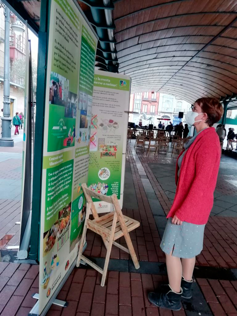 TomaLaPalabraVA's tweet photo. 🎸🍅 Música y agroecología en la III edición del #Ecorock que organizan #LaAlholva y @DeArgales.
@mariatuitea ha visitado la muestra de variedades autóctonas de tomates y la exposición que repasa las distintas iniciativas de la #EstrategiaAlimentaria @AlimentaVLL. https://t.co/TbBtGTeQ1s
