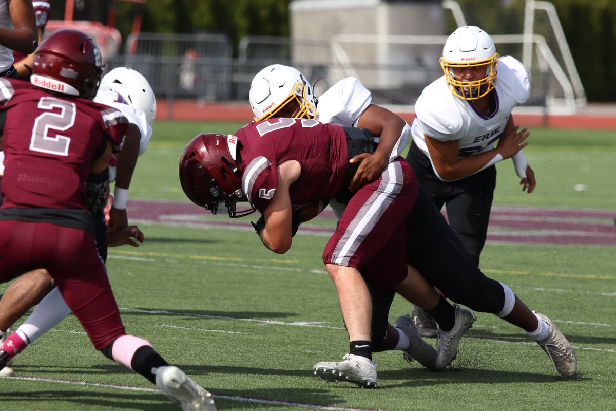Sykotyk's tweet image. More scenes from the first half between Buffalo St. Joseph's and Erie. #36 @PaFootballNews #BeyondTheKeystone @SJCIfootball @Erieroyalsfb @WNYAthletics @wny_football @D10FootballHub @d9and10sports