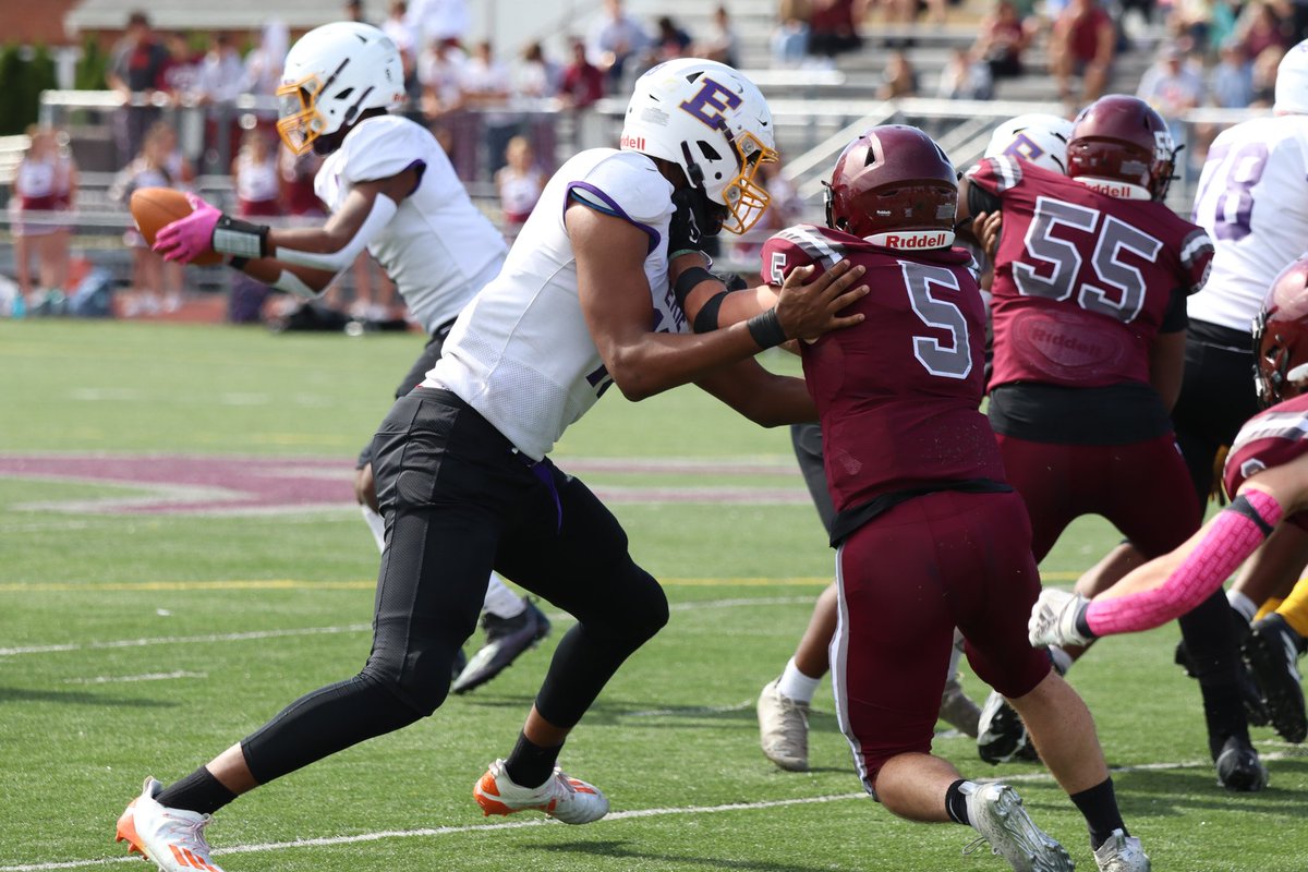 Sykotyk's tweet image. More scenes from the first half between Buffalo St. Joseph's and Erie. #36 @PaFootballNews #BeyondTheKeystone @SJCIfootball @Erieroyalsfb @WNYAthletics @wny_football @D10FootballHub @d9and10sports