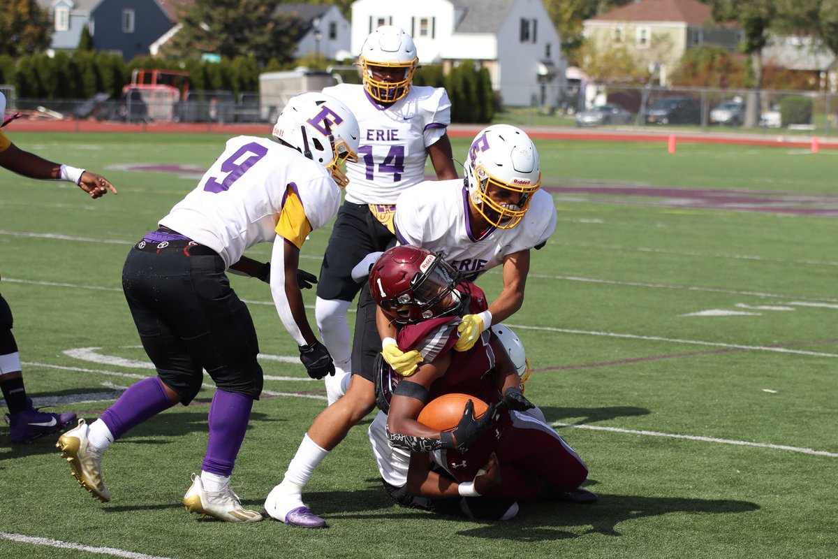 Sykotyk's tweet image. More scenes from the first half between Buffalo St. Joseph's and Erie. #36 @PaFootballNews #BeyondTheKeystone @SJCIfootball @Erieroyalsfb @WNYAthletics @wny_football @D10FootballHub @d9and10sports