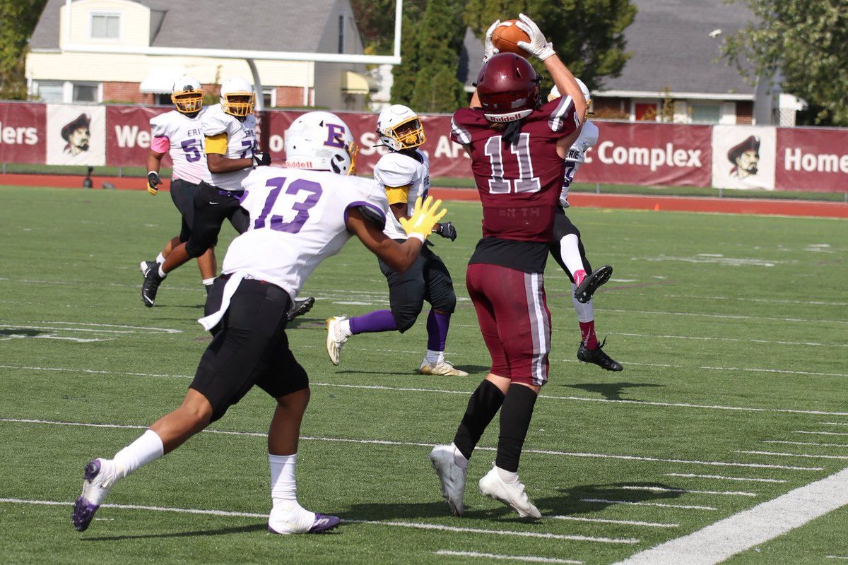 Sykotyk's tweet image. More scenes from the first half between Buffalo St. Joseph's and Erie. #36 @PaFootballNews #BeyondTheKeystone @SJCIfootball @Erieroyalsfb @WNYAthletics @wny_football @D10FootballHub @d9and10sports