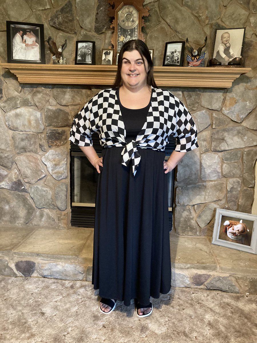 LLRARagain's tweet photo. My outfit is @NASCAR #doubleheader @TALLADEGA ready.😃🏁 cute and comfy. The two wardrobe essentials for a long day of racing.🤍🏁🖤
#NASCAR #NCWTS #NXS #Dega
#Fashion #Style #LuLaRoe #Lindsay #Riley #LuLaRoeLegacy #LuLaRoeLindsay #LuLaRoeRiley
@LuLaRoe @blindnascarfan https://t.co/PF5JhKuKAo