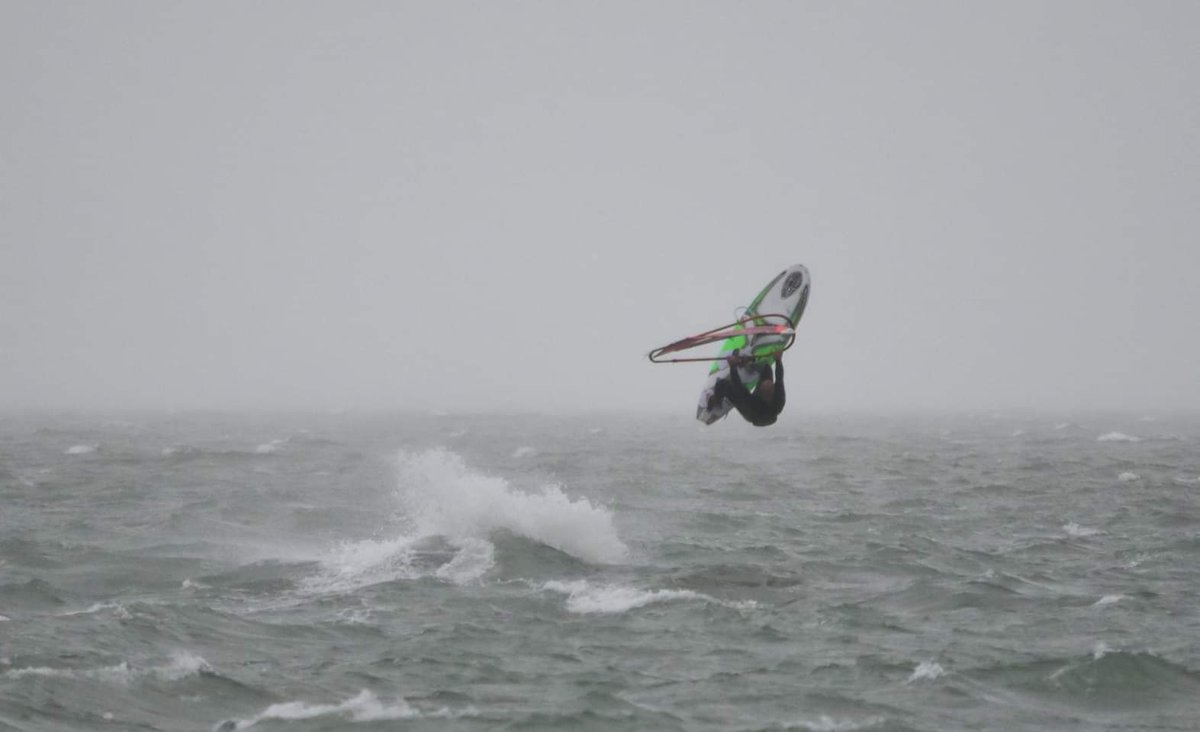 tezwoz's tweet photo. BIG windy today... @Windsurfing_UK #windsurf #windsurfing #windsurfer #autummn #autumnal #gales #windy https://t.co/NZ0KIRDSC4