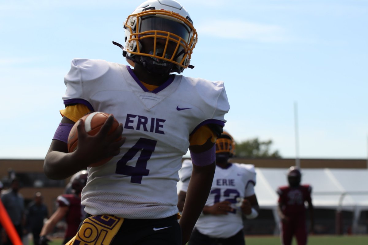 Sykotyk's tweet image. Scenes from the first half between Buffalo St. Joseph's and Erie. #36 @PaFootballNews #BeyondTheKeystone @SJCIfootball @Erieroyalsfb @WNYAthletics @wny_football @D10FootballHub @d9and10sports