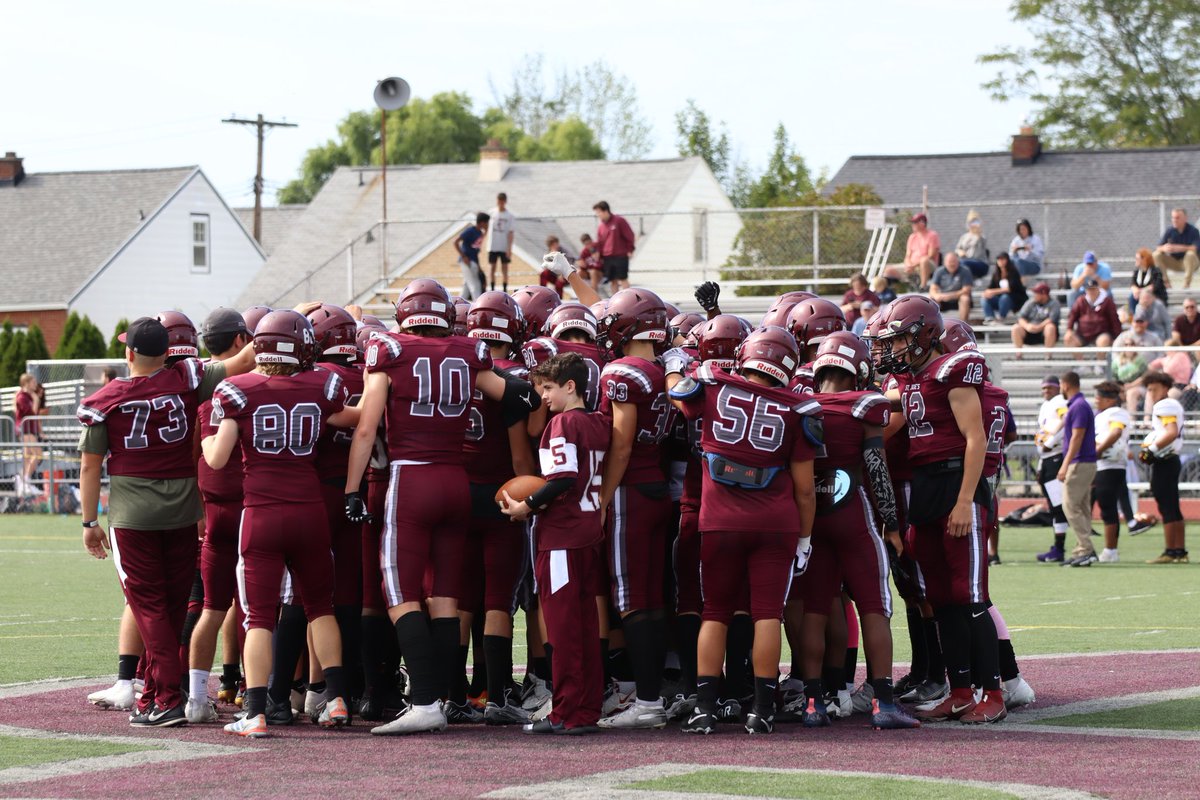 Sykotyk's tweet image. Scenes from the first half between Buffalo St. Joseph's and Erie. #36 @PaFootballNews #BeyondTheKeystone @SJCIfootball @Erieroyalsfb @WNYAthletics @wny_football @D10FootballHub @d9and10sports
