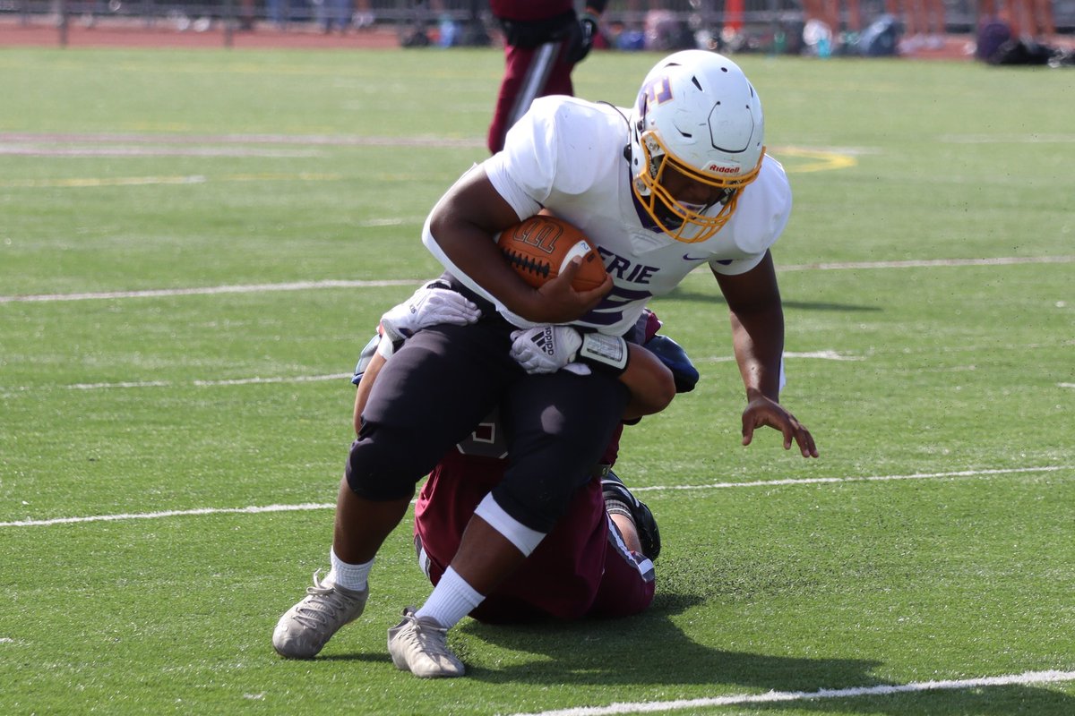 Sykotyk's tweet image. Scenes from the first half between Buffalo St. Joseph's and Erie. #36 @PaFootballNews #BeyondTheKeystone @SJCIfootball @Erieroyalsfb @WNYAthletics @wny_football @D10FootballHub @d9and10sports