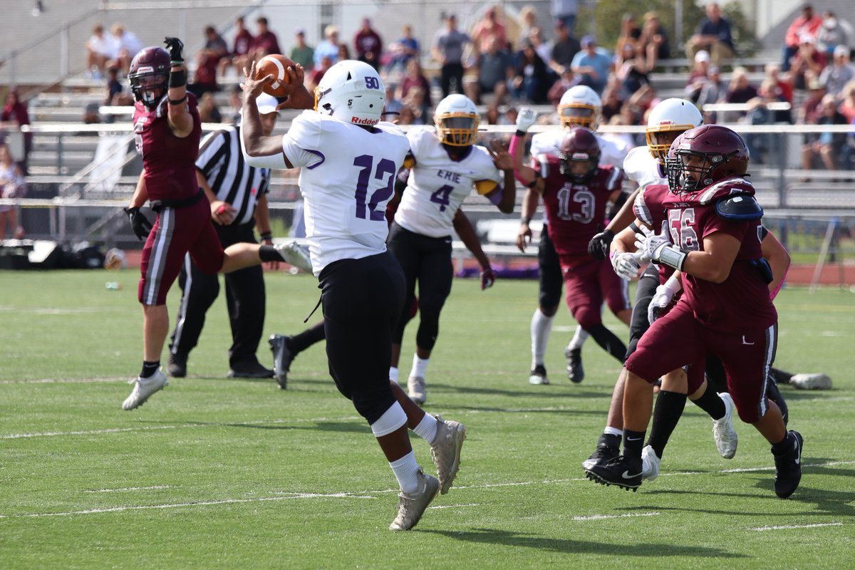 Sykotyk's tweet image. Scenes from the first half between Buffalo St. Joseph's and Erie. #36 @PaFootballNews #BeyondTheKeystone @SJCIfootball @Erieroyalsfb @WNYAthletics @wny_football @D10FootballHub @d9and10sports