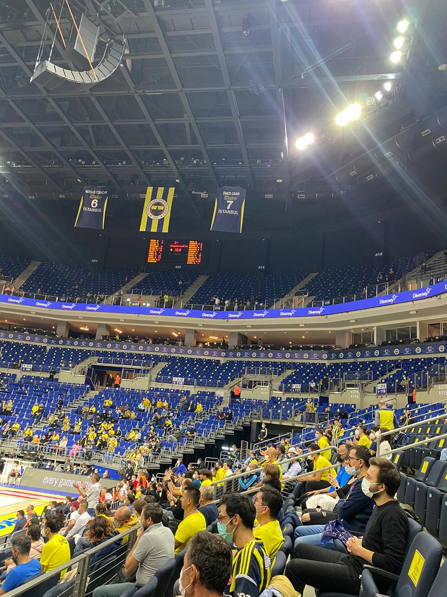 fenerbasket's tweet photo. Dün akşam Euroleague'de bu sezonki açılış maçımızı Kızılyıldız ile yaptık ve 61-57 kazandık. Skor kadar tribünlerin oyuna etkisi de düşük kaldı. Bilet fiyatlarının yüksek olması "Sarı Tribün"de oluşturulan tribün geleneğinin devam etmesine bu sezon da engel olarak başladı. https://t.co/XQpExJZpIY