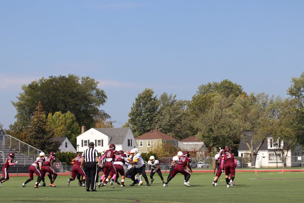 Sykotyk's tweet image. Even more scenes from the first half between Buffalo St. Joseph's and Erie. #36 @PaFootballNews #BeyondTheKeystone @SJCIfootball @Erieroyalsfb @WNYAthletics @wny_football @D10FootballHub @d9and10sports