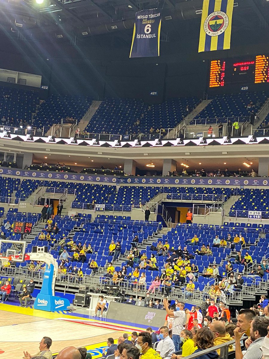 fenerbasket's tweet photo. Dün akşam Euroleague'de bu sezonki açılış maçımızı Kızılyıldız ile yaptık ve 61-57 kazandık. Skor kadar tribünlerin oyuna etkisi de düşük kaldı. Bilet fiyatlarının yüksek olması "Sarı Tribün"de oluşturulan tribün geleneğinin devam etmesine bu sezon da engel olarak başladı. https://t.co/XQpExJZpIY