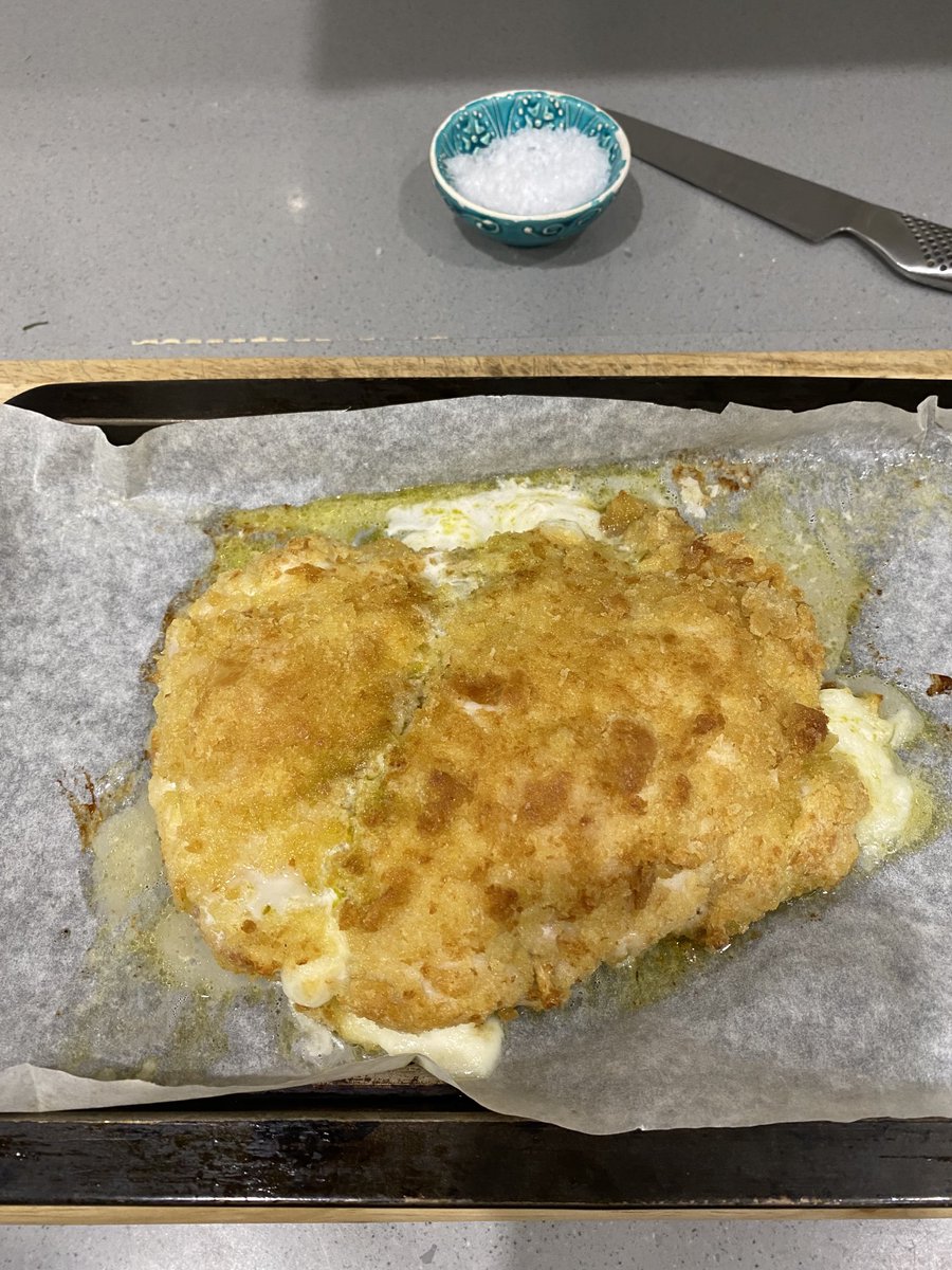 MarrisRobert's tweet photo. Chicken breast sandwich for sharing. Two chicken breasts flattened and filled with ham, mozzarella and pesto, coated in breadcrumbs with roasted tomatoes and homemade crisps with a bottle of Bardolino #lamiacucina #chicken #mozzarella #pesto #bardolino #italianred #homecook https://t.co/12Cb1kWr2n