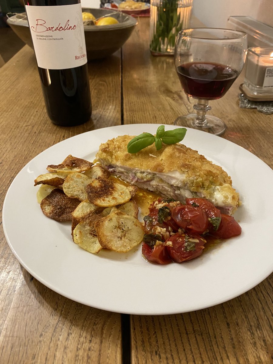 MarrisRobert's tweet photo. Chicken breast sandwich for sharing. Two chicken breasts flattened and filled with ham, mozzarella and pesto, coated in breadcrumbs with roasted tomatoes and homemade crisps with a bottle of Bardolino #lamiacucina #chicken #mozzarella #pesto #bardolino #italianred #homecook https://t.co/12Cb1kWr2n