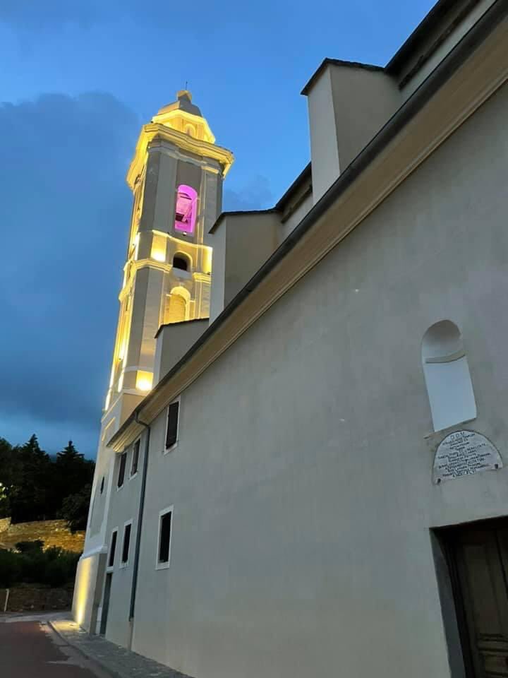 [#octobrerose2021] 🎀
L’église Ste Lucie en rose. 

La Commune de Ville-di-Pietrabugno et la confrérie ensemble contre le cancer du sein. #OctobreRose