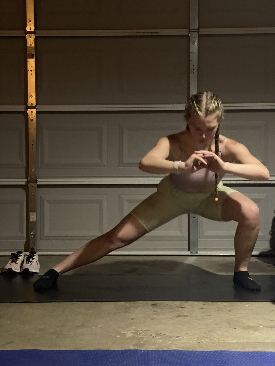 emiliemccallm's tweet photo. I’ve never had someone take pictures of me while I’m working out but like that form 🔥 #legday https://t.co/CX2n3CLfkd