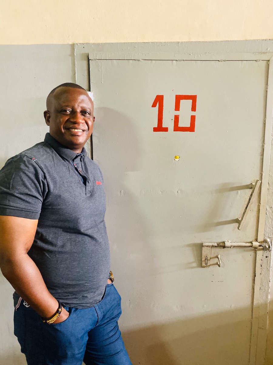 DoudouKajangu's tweet photo. Paradoxe de la prison : Barnabé Milinganyo déborde de bonne mine, plus que ceux qui l'ont privé de liberté. Il ne doit pas être pressé de quitter, hein 😎 #Mbuma https://t.co/Bu9vz5bOV2