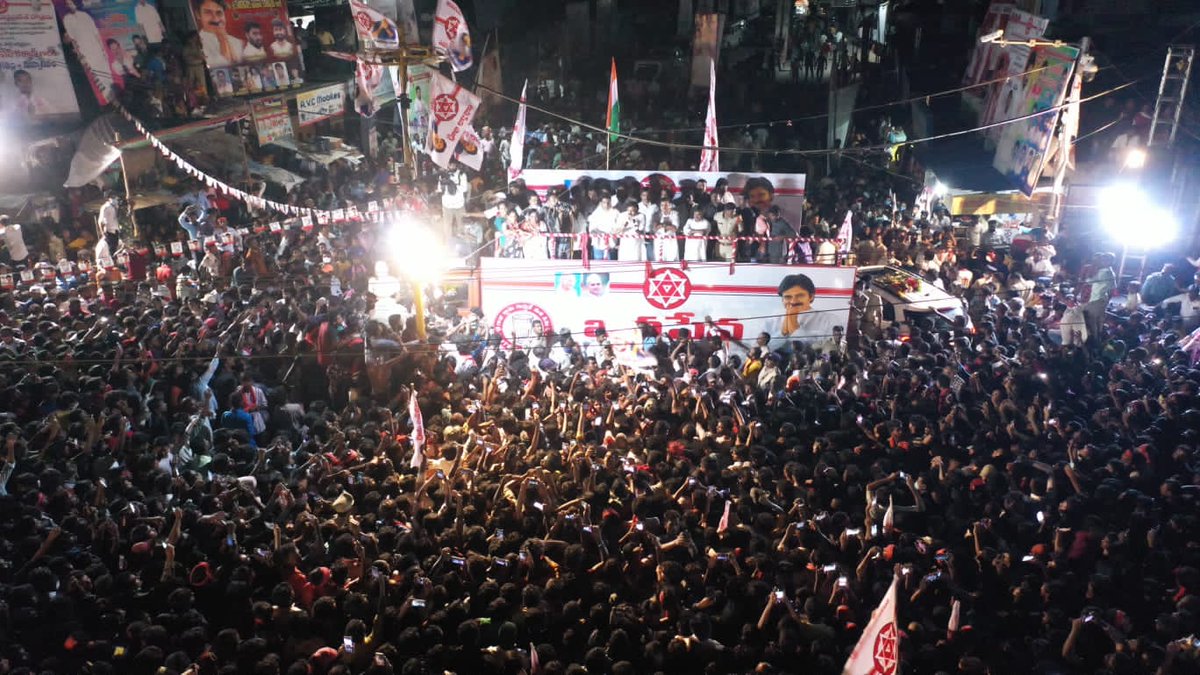 JanaSenaParty's tweet photo. పుట్టపర్తి  కొత్త చెరువు శ్రీ పవన్ కళ్యాణ్ గారి బహిరంగ సభ డ్రోన్ షాట్స్

#JanaSenaSramadaanam 
#JSPForAP_Roads https://t.co/v0hHeUe1aF