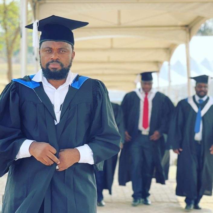 CadreShangrila's tweet photo. Mr Tinashe is now a Masters Graduate ๐. Some think education is useless. Contrary to that, despite being a millionaire it seems Mr Mutarisi still believes in education. Mari yemunhu asina education inoonekwa nemaitiro emunhu iyeye. Andidi kutaura zvakawanda. #DifferentPerception https://t.co/yBpm0831TL