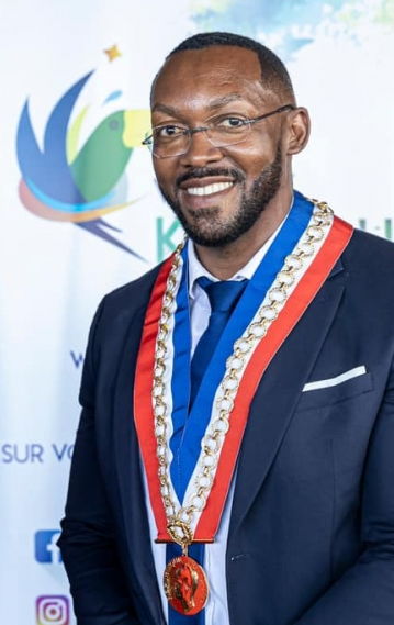 DiogenedArc's tweet photo. 🇬🇫 Sujet #Guyane dans le JT de 20:00. @FrancoisRinguet lucide et courageux. D'un autre niveau que #Serville ou #Taubira. Cet élu sauve l'honneur avec #Patient. Ceci dit oui, il y a une minorité d'abrutis fachos qui sèment la terreur en Guyane : @ArmandACHILLE @tropviolans973 #LFI https://t.co/LrEAt7vKR3