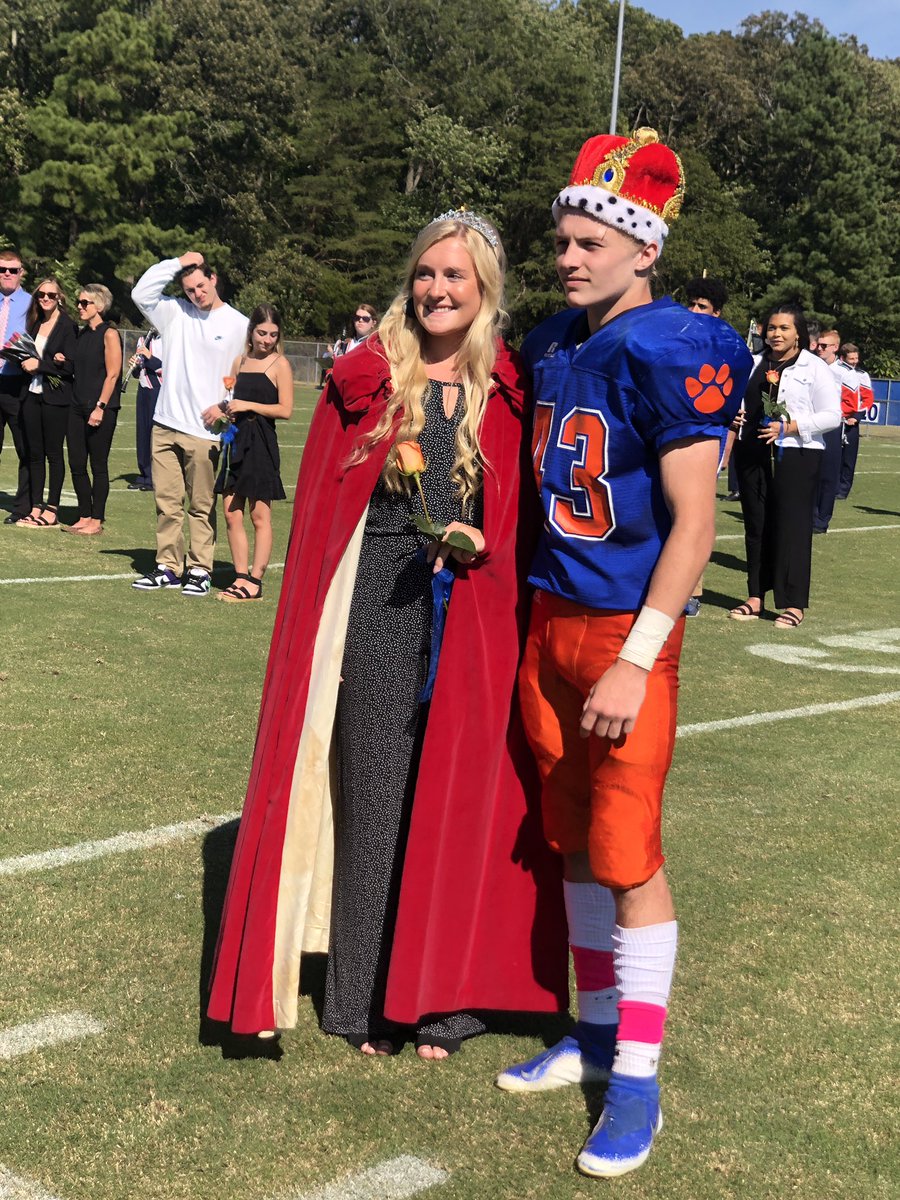 DelmarvaSports's tweet photo. Some homecoming crowning here at @delmar_football. Ella Shockley of @DelmarHockey and Trent Kemp named King and Queen 👑 https://t.co/0fz4ezx2rE