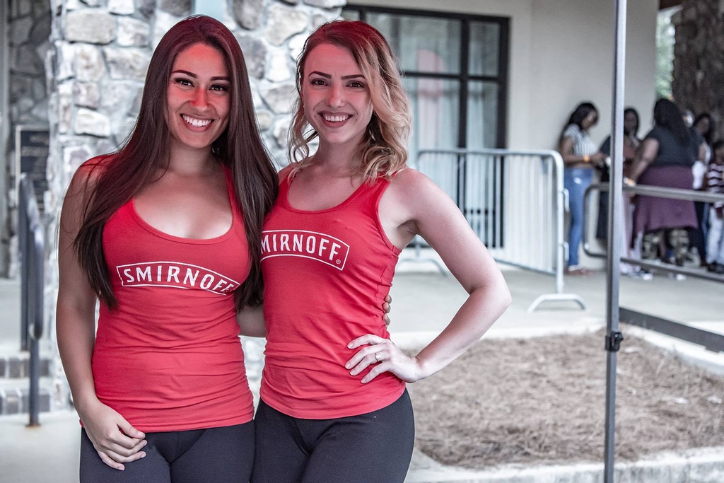 Nothing but smiles on this Saturday. @smirnoff will be heading up the cocktails while our Chefs are slingin' the wings! We're just one week out from Slingin' Wings. Grab those tickets before we sell out. 

slinginwingsfestival.com

#slinginwingsfestival #smirnoffvodka