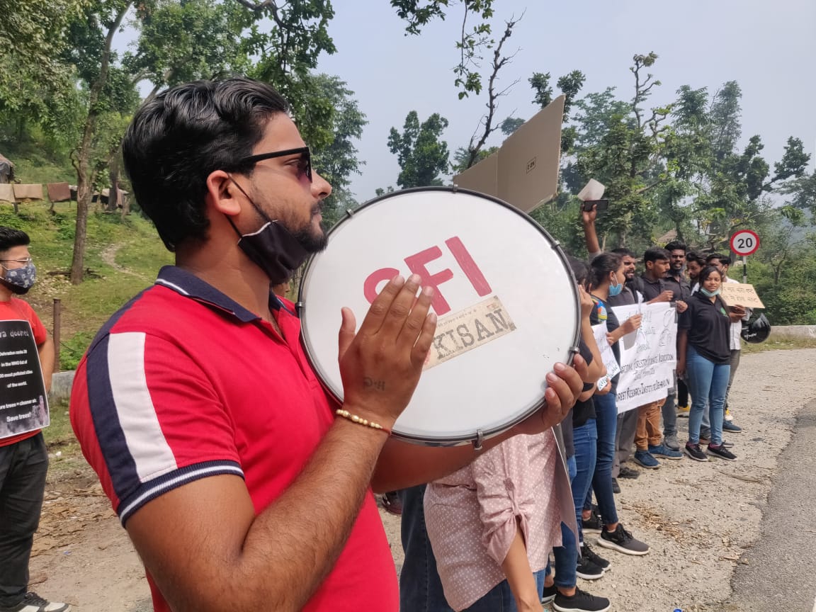 Himanshusfiuk's tweet photo. आज गांधी जयंती के अवसर पर ! दिल्ली-देहरादून एक्सप्रेस वे के लिए अनावश्यक काटे जा रहे 11000 पेड़ों को बचाने के लिए मोहंड के पास शांतिपूर्ण प्रदर्शन। 11 मिनट बचाने के लिए 11 हजार पेड़ काटना नही चलेगा।
#savetree_savelife https://t.co/g027bzkBpC