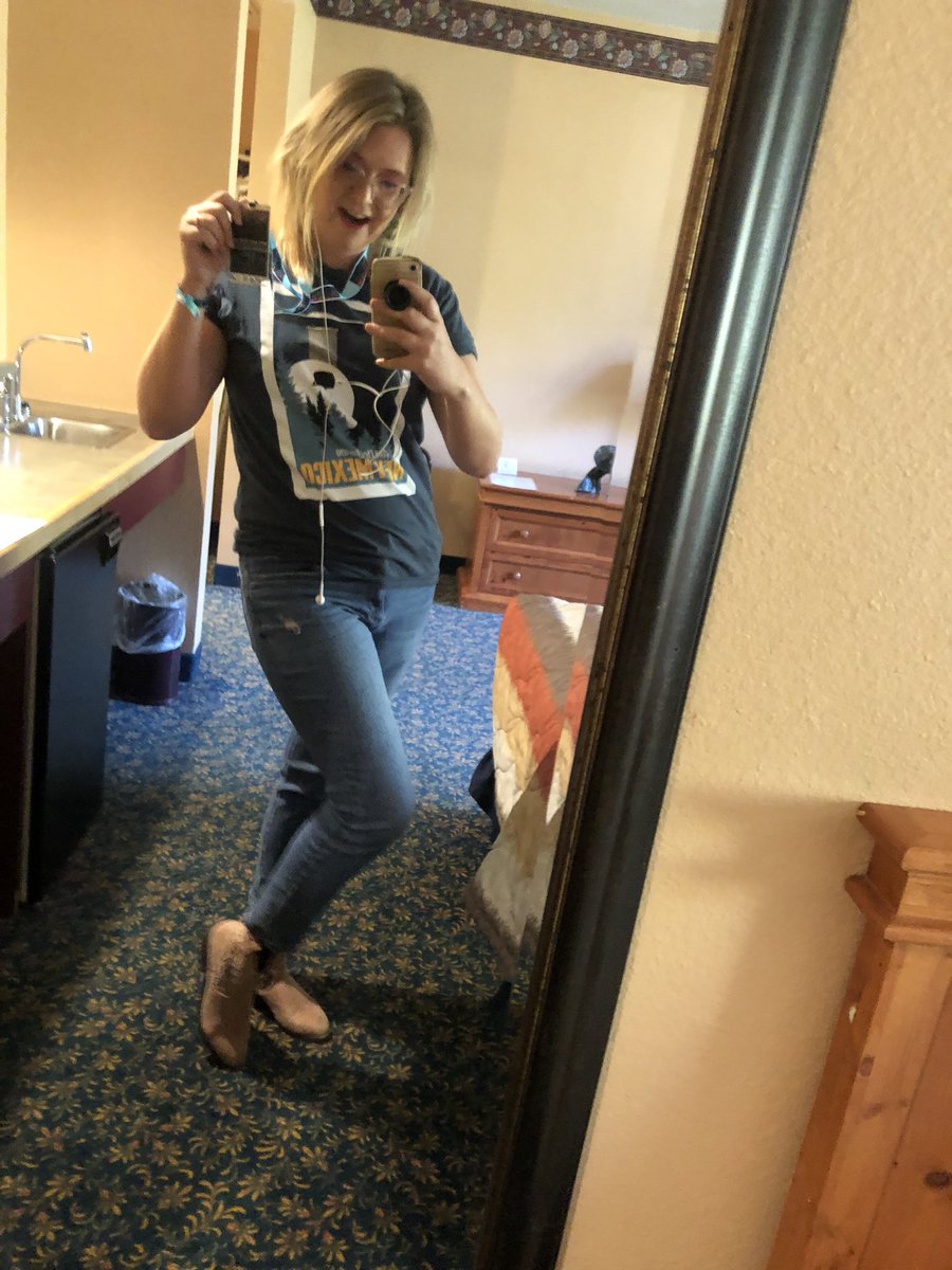 goodmorningufo's tweet photo. Thx doc skinner @1028Productions for the VIP PASS!!!! OMG IM SO HYPED #ufotwitter #disclosurecon https://t.co/W3RxfnYsNC