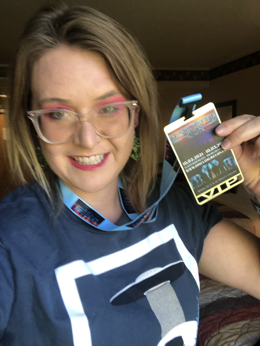 goodmorningufo's tweet photo. Thx doc skinner @1028Productions for the VIP PASS!!!! OMG IM SO HYPED #ufotwitter #disclosurecon https://t.co/W3RxfnYsNC