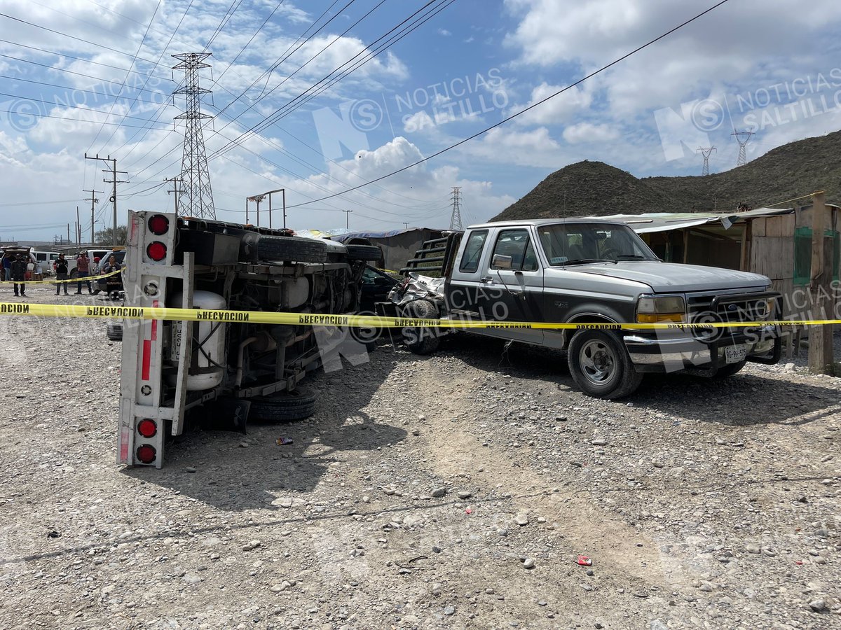 nSaltillo's tweet photo. Hombre pierde la vida al protagonizar un aparatoso accidente al volcar sobre la carretera antigua a Monclova, donde al salir del camino impactó a dos vehículos que estaban estacionados. Bomberos confirmaron el deceso y tomó conocimiento la Guardia Nacional. #RamosArizpe https://t.co/11gc0eqTlc