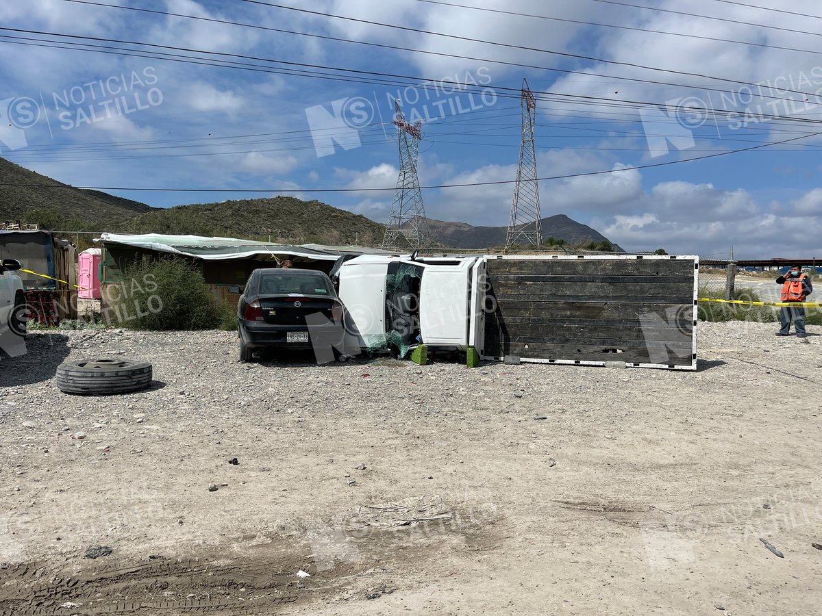 nSaltillo's tweet photo. Hombre pierde la vida al protagonizar un aparatoso accidente al volcar sobre la carretera antigua a Monclova, donde al salir del camino impactó a dos vehículos que estaban estacionados. Bomberos confirmaron el deceso y tomó conocimiento la Guardia Nacional. #RamosArizpe https://t.co/11gc0eqTlc