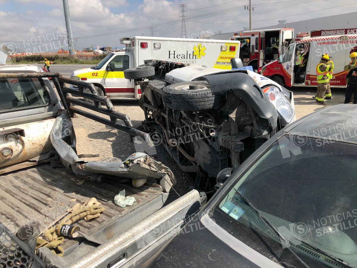 nSaltillo's tweet photo. Hombre pierde la vida al protagonizar un aparatoso accidente al volcar sobre la carretera antigua a Monclova, donde al salir del camino impactó a dos vehículos que estaban estacionados. Bomberos confirmaron el deceso y tomó conocimiento la Guardia Nacional. #RamosArizpe https://t.co/11gc0eqTlc