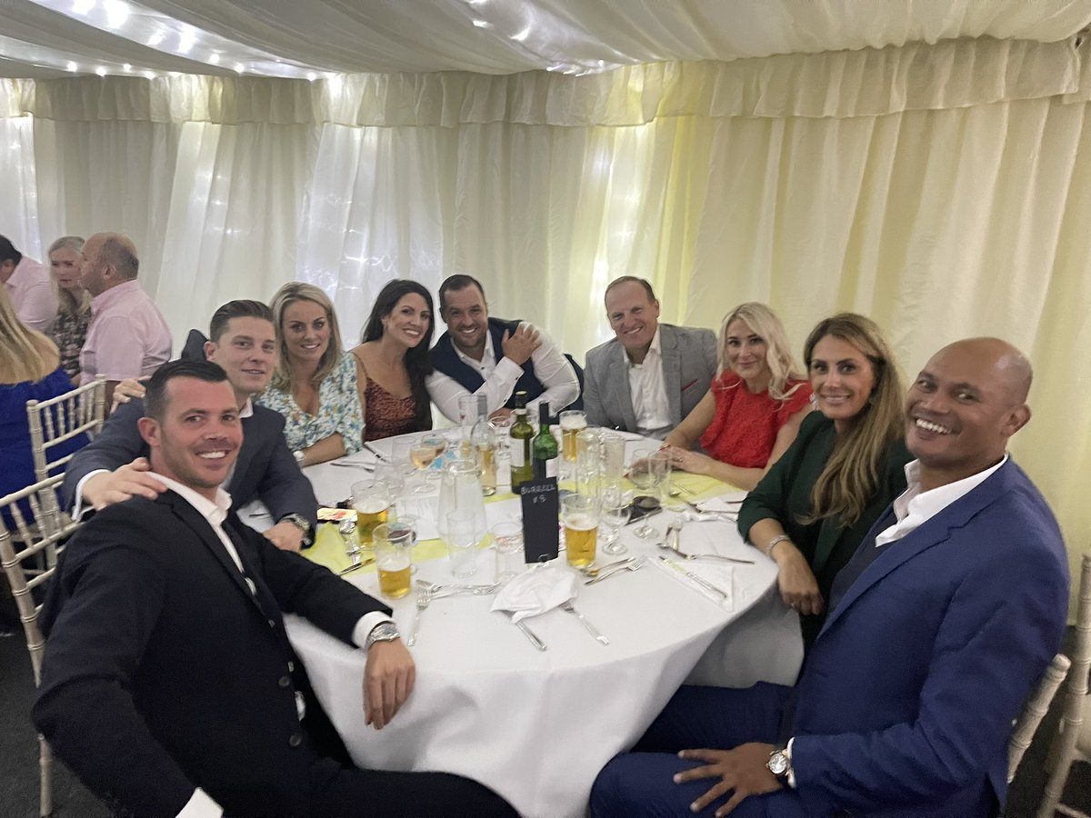 BUZZA4's tweet photo. Summer Ball With The Sloshers! #clickysandwich #fuckshit #bringbackkelly #bringbackCol #murraymint #beers&bubbles #isaidsorry #estateahent #waitinglist @MattLittleSandC @Jono29 https://t.co/iL0W2OuMtU