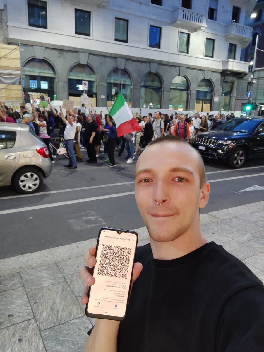 akselchrome's tweet photo. #nogreepass #milano #ionnoncisto https://t.co/x5HU7qs0fX