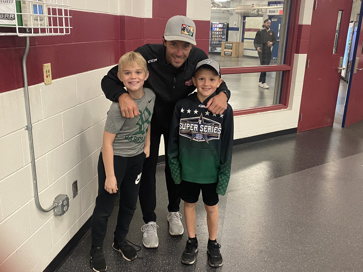 remick16's tweet photo. A couple of @ramhockey players and some old @MHDHockeyHub guy. #rams #spuds #section8aa @roseau_hockey @bethanyerickson @Tremick18 https://t.co/2WGgTM9pUu