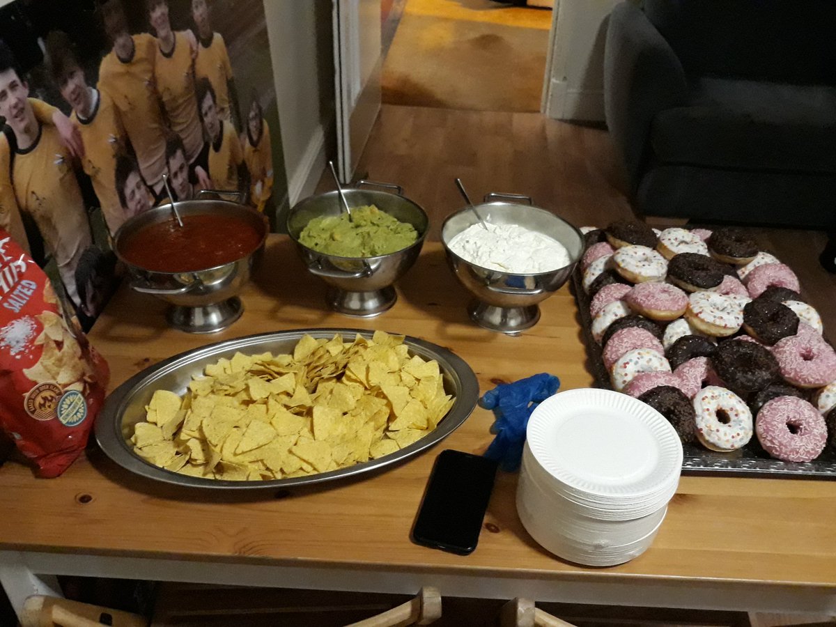 EvansAssHM's tweet photo. Important role in tonight's @Evans_Sedbergh year 10 social. Nacho's &amp; Donuts anyone?! https://t.co/ixtPAgJer0