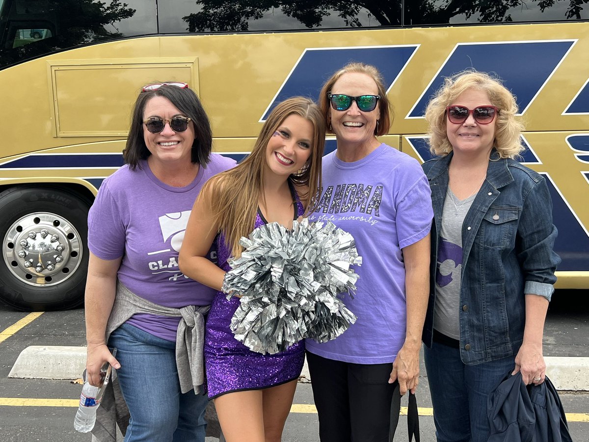 kcmomturner's tweet photo. Welcome the new KSU fans to the Bill! @kstatesports @KStateClassyCat https://t.co/WG2WTA2Fl5