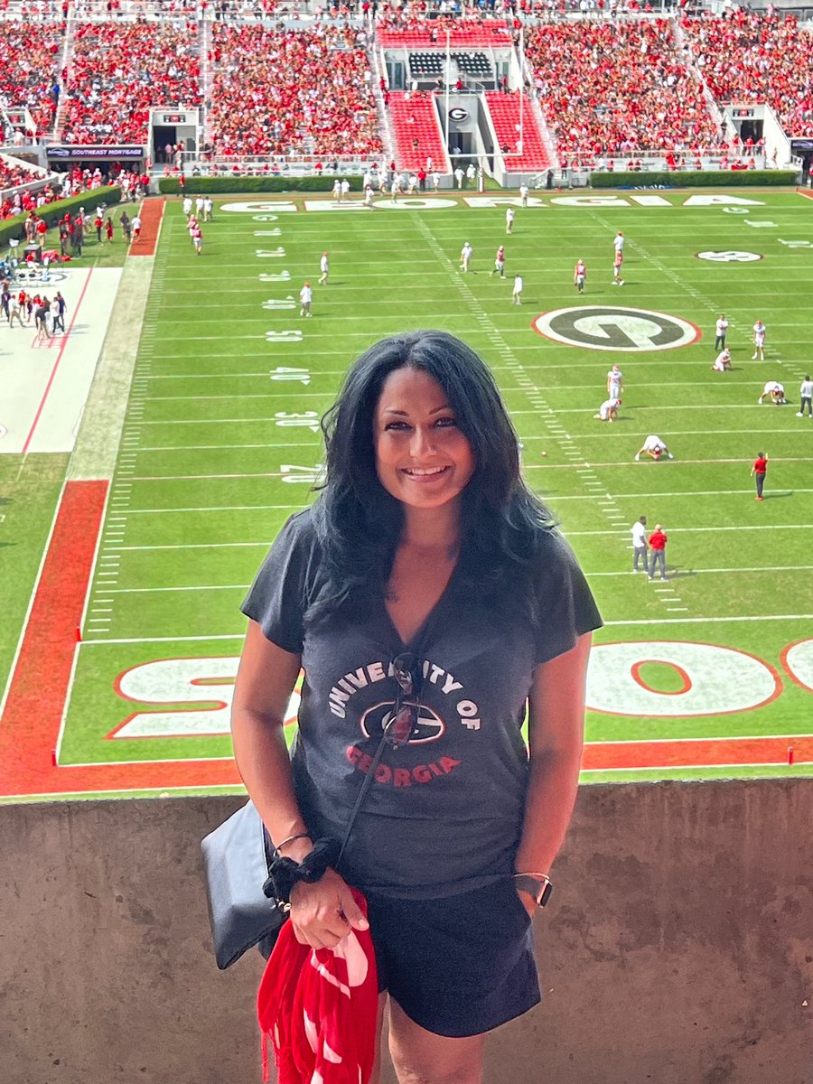 MalikaGhosh's tweet photo. Definitely a great 1st in person game for this #UGAmom ! @UGAAthletics definitely showed up and did what they do best…. #UGAvArk 🥇 I think they are going to be National champs soon! #justsaying @universityofga https://t.co/8ZulCYxHMT