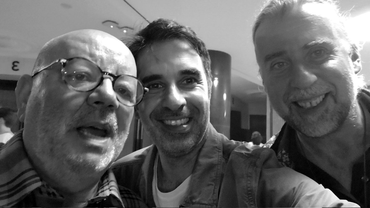 Estes dois senhores, com quem estou na fotografia, são dois dos principais motores da movida e da cultura portuense, e muito merecem o regresso das longas noites.
Ontem, foi já uma delas.