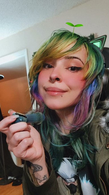 im live!! come hang out and chat and win some selfies :3 https://t.co/ET798X7IAB https://t.co/qigWmn