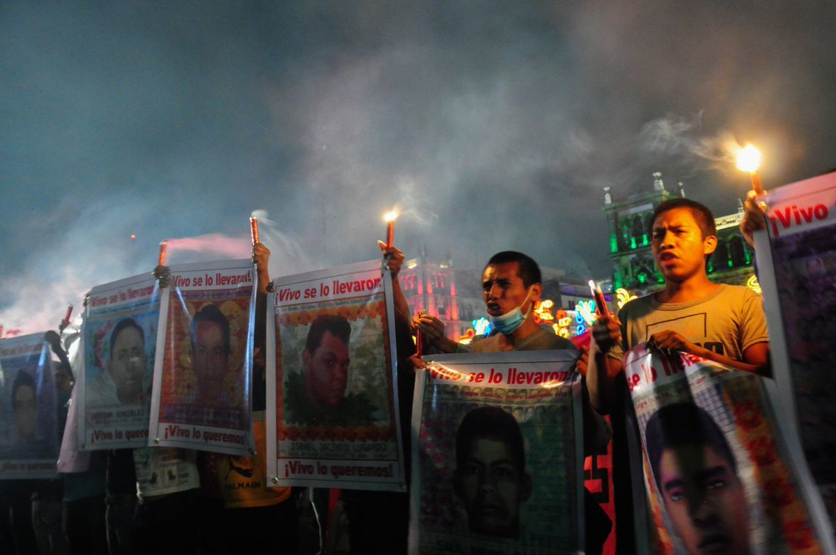 emeequis's tweet photo. EJÉRCITO OCULTÓ INFORMACIÓN SOBRE AYOTZINAPA: @CentroProdh
"Datos revelados del caso #Ayotzinapa evidencian que el #Ejército desde 2014 ocultó información"; #Prodh criticó difusión de conversaciones ya que al tratarse de una investigación en curso “puede comprometer su éxito”. https://t.co/DQBLzg4j36