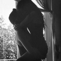 Her ne kadar aklı başında biri olsam da 
Sana her dokunduğumda, 
Tekrar tekrar yanan bir ATEŞ gibiyim.