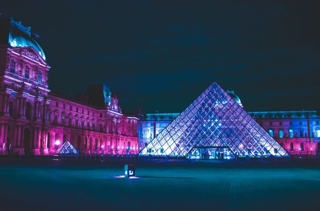 White night at the Louvre pyramid 😍💞