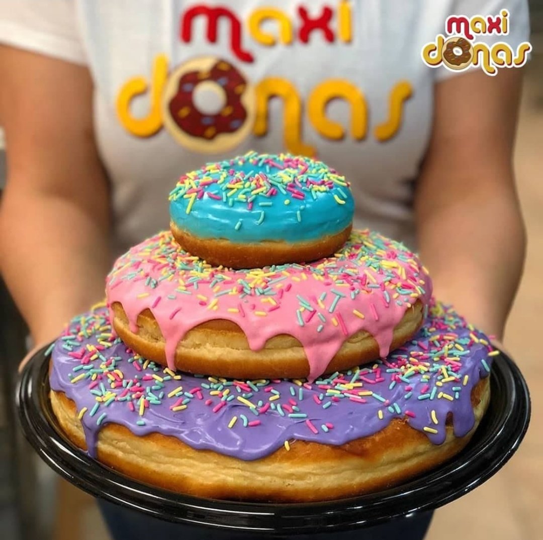 MaxiDonas_ve's tweet photo. La mejor manera de celebrar un cumpleaños es con nuestra #TortaDonuts 🥳😍🍩
...
#NoSonDonasSonMaxiDonas #MaxiDonas #Krapfen #PedidoEspecial #TorreDonuts #VenezuelaTerritorioMaxiDonas #Donas #Arequipe #SonRellenas https://t.co/U5watnEgQs