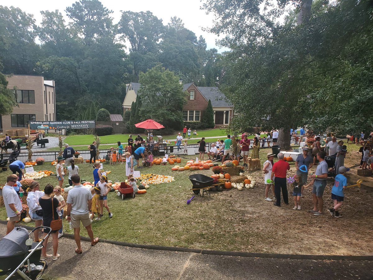Great time with Springlake Garden Club Fall fest! <a href="/atlcouncil/">Atlanta City Council</a> <a href="/ATLParksandRec/">ATL Parks & Rec</a> <a href="/parkpride/">Park Pride</a>