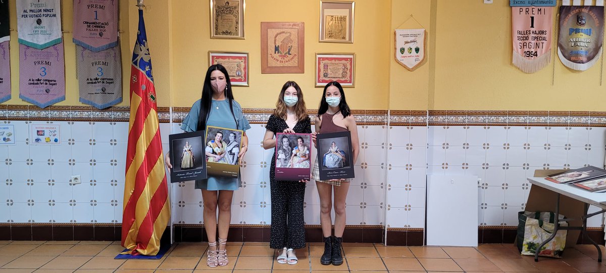 FallaLaPalmera's tweet photo. Hoy nuestra #FalleraMayorInfantil de las #fallas2020 y #fallas2021, ha recogido las fotos oficiales a mano de las Falleras Mayores de #fjfs, Aitana y Sandra.
#fallalapalmera #palmeritos https://t.co/Coat4KiXEZ