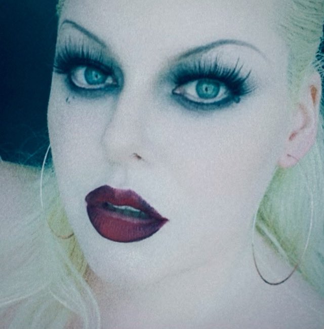 I&rsquo;ve been told I give good face 💋  Bts selfie from my shoot earlier this week with @Shannon_Brooke 🖤<a href="/tag/nationalcoffeeday"class="tags"><span>#nationalcoffeeday</span></a>